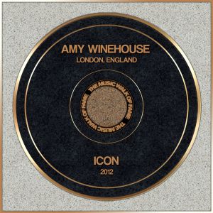 Prototipo de la baldosa que homenajeará a Amy Winehouse.