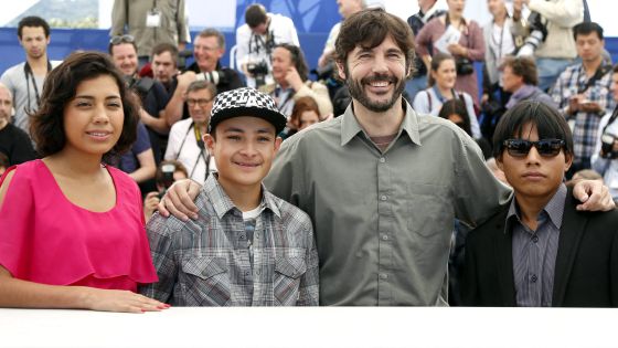 El director español Diego Quemada-Diez (segundo por la derecha) posa junto a los actores guatemaltecos Karen Martinez y Brandon López y el mexicano Rodolfo Dominguez (derecha).