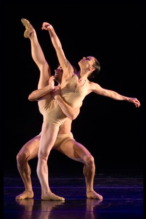 Dos de los bailarines del espectáculo.