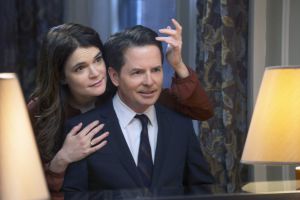 Betsy Brandt y Michael J. Fox, en 'The Michael J. Fox show'.