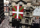La guerra de banderas retrasa el chupinazo por primera vez