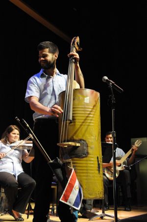 El chelo de la orquesta está fabricado a partir de un bidón de gasolina.