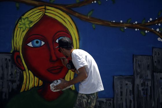 El artista portugués Tinta Crua trabaja en una obra en unos muros exteriores del hospital Julio de Matos en Lisboa.