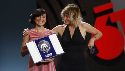 La actriz Marián Alvárez (izquierda) recibe la Concha de Plata de San Sebastián por su interpretación en 'La herida', de Fernando Franco.