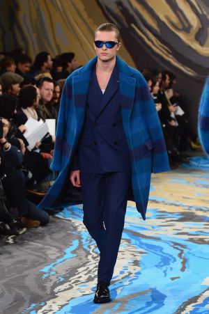 Modelo de Louis Vuitton.