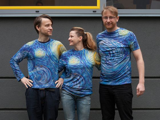 Trío de cineastas de 'Loving Vincent' luciendo camiseta para Kickstarter.