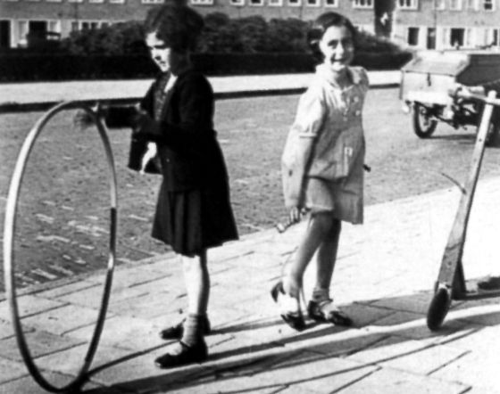 Ana Frank y su amiga Sanne, en la plaza Merwedeplein.