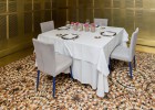 Un restaurante, una mesa