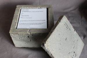 La caja de hormigón con seis casetes del sello Sacred Tapes.