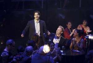 Juan Diego Botto sube a recoger el primero de sus premios. A su izquierda, Tristán Ulloa.