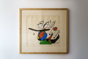 Este Miró que guarda Raimon fue portada de 'Quan l'aigua es queixa' (1979)