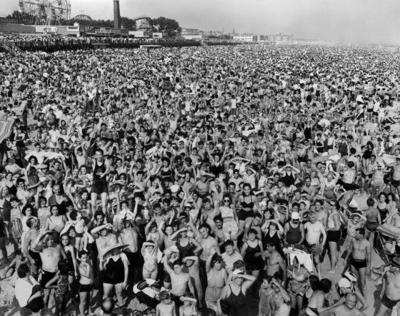 'Gentío de la tarde en Coney Island, Brooklyn', 1940, de Weegee.