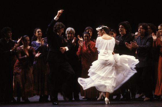 Antonio Gades y Stella Arauzo bailan 'Fuego' en su estreno en el teatro de Châtelet de París en enero de 1989.
