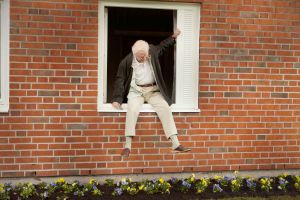 La imagen que da pie a su título de 'El abuelo que saltó por la ventana y huyó'.