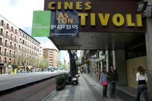 Los madrileños cines Tívoli, cerrados y a la venta.