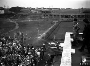 Mussolini visita en 1936 las obras de construcción de Cinecittà.