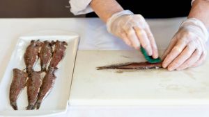 Preparación de la anchoa en salazón.