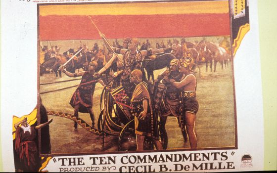 Cartel de la película 'Los diez mandamientos' dirigida por Cecil B. DeMille.