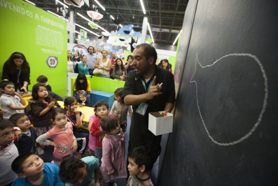 Uno de los talleristas participa con un grupo de niños de entre tres y seis años.