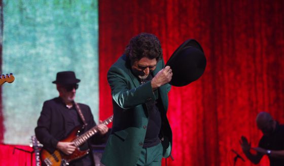 Joaquín Sabina saluda el públic.