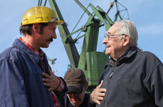 Wajda (d) junto con Robert Wieckiewicz, que interpreta a Walesa en la película.