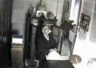 Un vídeo mostra el lladre del Còdex Calixtí sostraient diners