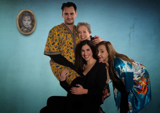 Amparo Baró, con el reparto de la película que preparaba, 'La puerta abierta'.