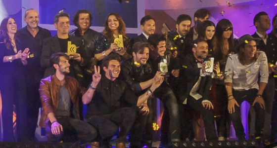 Parte del grupo de ganadores en el escenario.