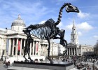 El esqueleto de un caballo gigante, en Trafalgar Square El esqueleto de un caballo gigante, en Trafalgar Square