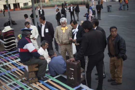 Partida de cartas en la plaza de Garibaldi.