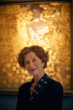 Hellen Mirren, protagonista de La dama de oro, delante del cuadro de Klimt.