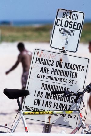 Cartel bilingüe en una playa de Miami.