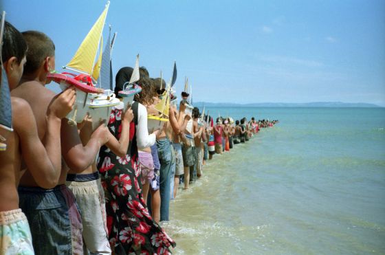'Don’t Cross the Bridge before you get to the River', de Francis Alÿs