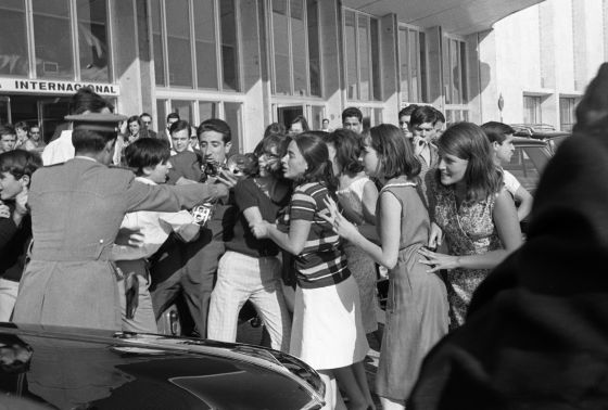 Un grupo de fans se concentran en las inmediaciones del aeropuerto de Barajas donde esperan la llegada de los componentes del grupo musical