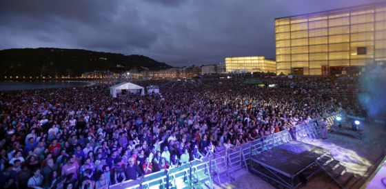 La playa de Zurriola con las más de 50.000 personas que asistieron al concierto de Jamie Cullum en 2013.