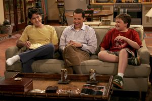 Los principales actores de la serie 'Dos hombres y medio'.