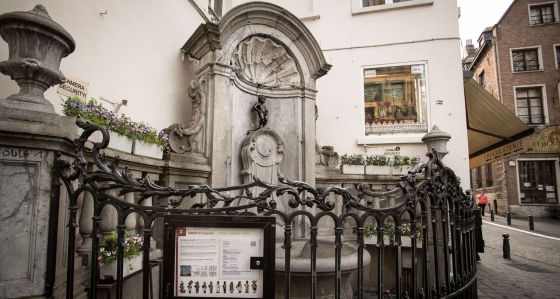 Réplica del Manneken Pis, en el centro de Bruselas (Bélgica).