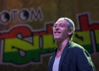 Matisyahu acalla las tibias protestas con una llamada a la paz