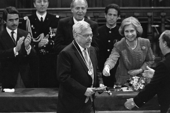 Guillermo Cabrera Infante recibe el premio Cervantes en abril de 1998.
