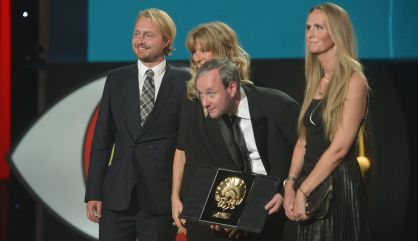El director Runar Runarsson, en el centro de la imagen, Concha de Oro por la película 'Sparrows'.