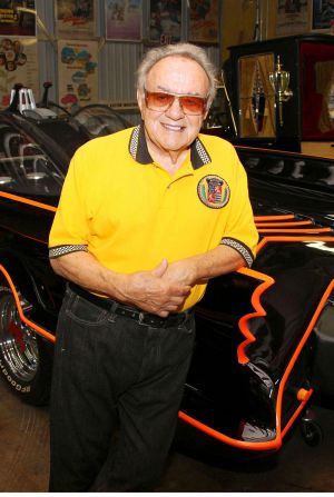 George Barris, junto a un Batmóvil de 1966 en su negocio de Hollywood, en 2010.