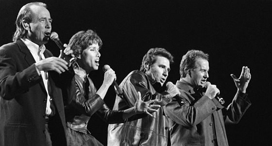 Concierto de 'El gusto es nuestro', con Serrat (i), Ana Belén, Miguel Ríos y Víctor Manuel (d), en la plaza de toros de las Ventas en Madrid, el 12 de septiembre del 96.
