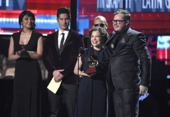 Natalia Lafourcade y Leonel Garcia en los Latin Grammy 2015