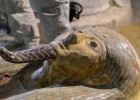 Un sarcófago faraónico aflora intacto en Luxor por manos españolas