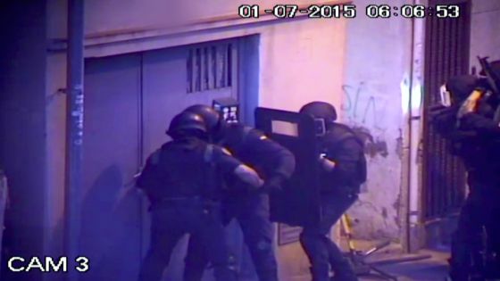 Guardias civiles a pie de calle
