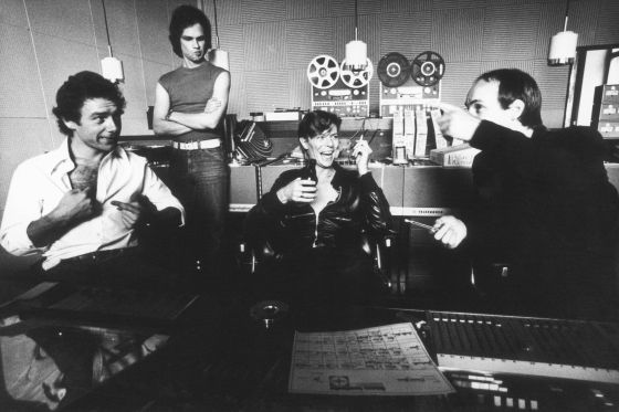 Desde la izquierda (sentados), Robert Fripp, Bowie y Brian Eno, durante la grabación de “Heroes” en Berlín. 1977