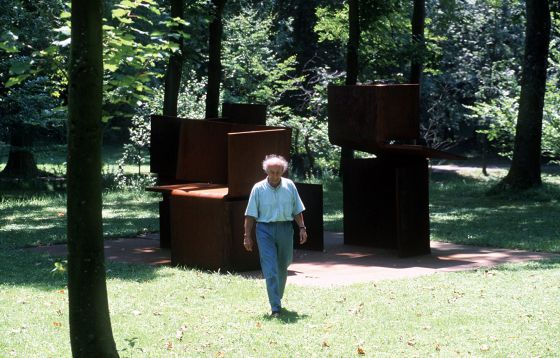 Eduardo Chillida, paseando en 2000 por la finca de Zabalaga, sede del museo Chillida-Leku.