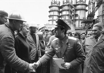 Ivan Istochnikov saluda a los técnicos del MIK que están ensamblando los componentes de su nave. De la serie 'Sputnik'.