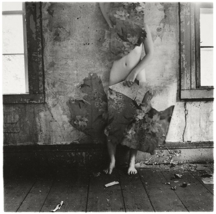 Imagen de la serie Space 2, Providence, Rhode Island, 1976 Francesca Woodman © George and Betty Woodman Imagen de la serie Space 2, Providence, Rhode Island, 1976 Francesca Woodman © George and Betty Woodman