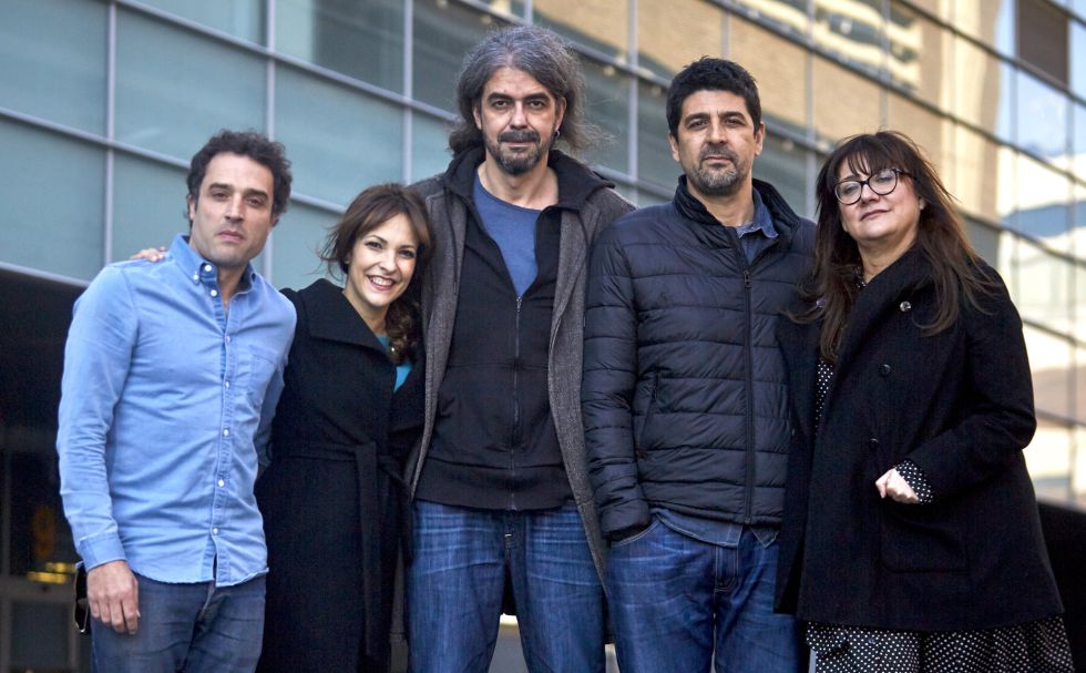 De izquierda a derecha, los directores de cine Daniel Guzmán, Paula Ortiz, Fernando León, Cesc Gay e Isabel Coixet, el pasado martes, en las instalaciones de EL PAÍS.